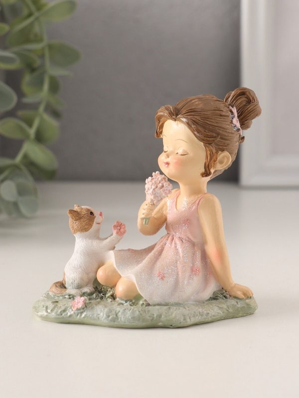 Фигурка полистоун «Девчушка с котенком на лужайке», розовый, 9.5×6.5×8.5 см