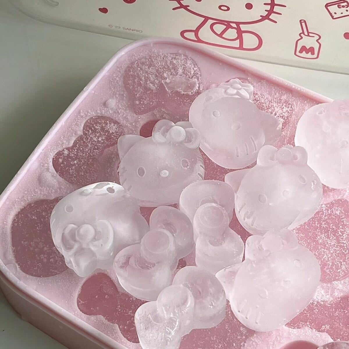 Силиконовая форма для льда светло-розового цвета в виде персонажа Hello Kitty, сердец и бантиков, с палочками для